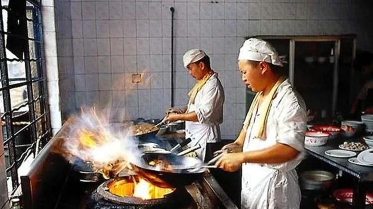 电影由刘震云担任艺术总监，陈孝良执导，曾毅、周奇、孙艺洲领衔主演，柳岩、王玉雯特别主演，董宝石特别出演，喜剧人齐聚一堂。