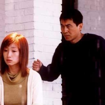 而在电影片尾，导演用《有女》这首歌曲从第三人称的视角对邓婵玉的人物形象做出了总结：除了表面的英姿飒爽和骁勇善战，作曲家还展现出了邓婵玉抒情的一面。